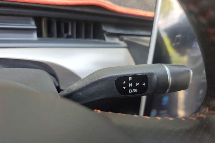Used NETA V 2021 Long-Range Entertainment Edition Upgrade Model Gear Lever