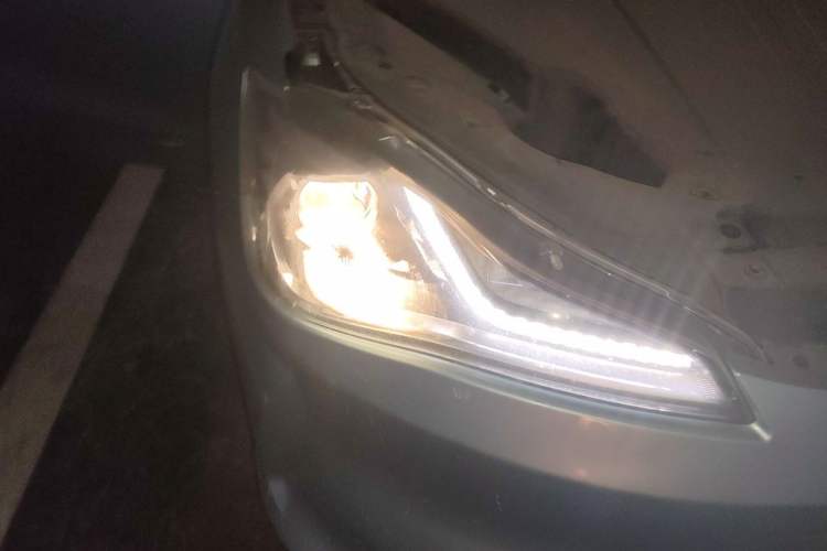 Used NETA V 2021 Standard Range Upgrade Model Right Front Headlight