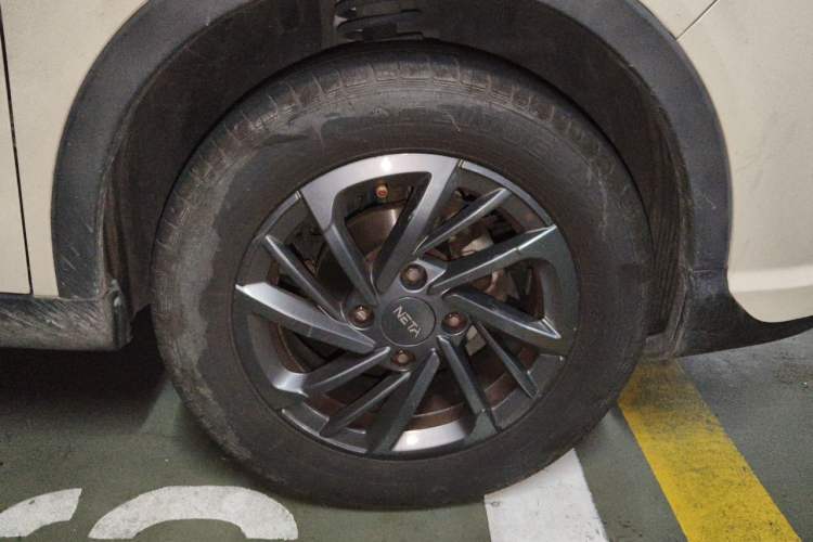 Used NETA V 2021 Standard Range Entertainment Version – Upgraded Model Right Front Wheel Hub