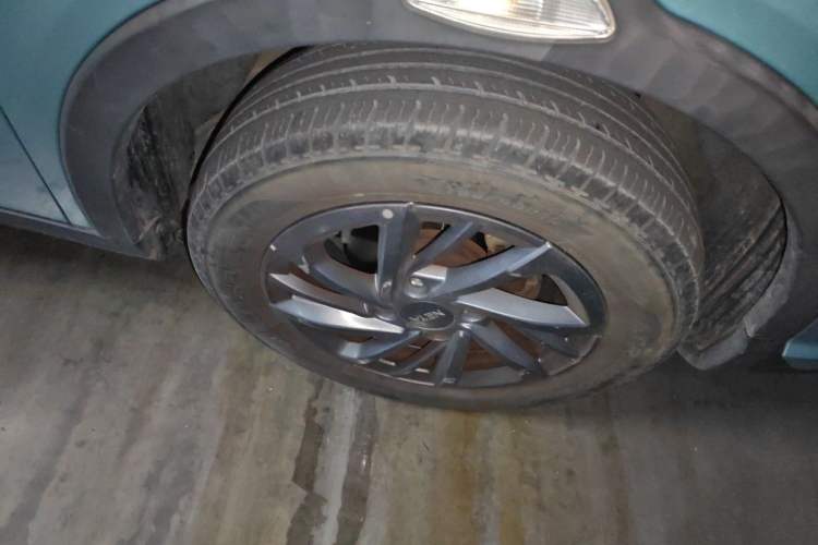 Used NETA V 2021 Standard Range Entertainment Version – Upgraded Model Right Front Wheel Hub