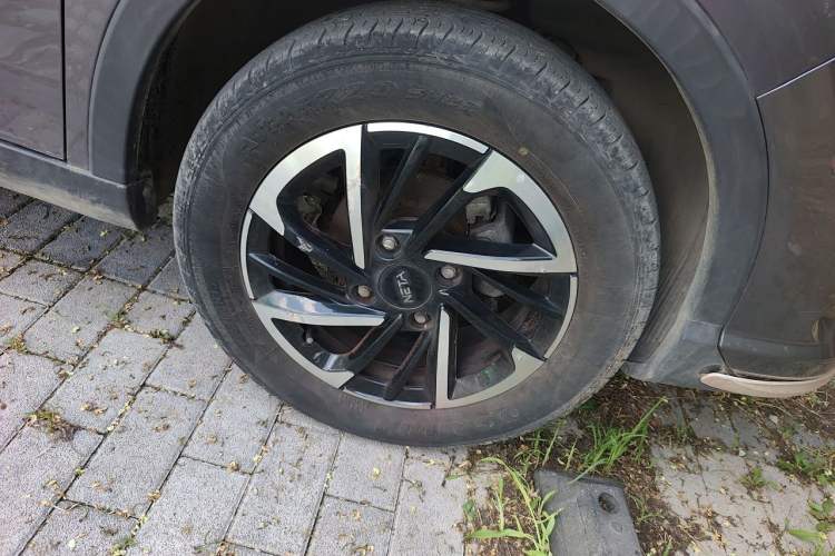 Used NETA V 2021 Long-Range Entertainment Edition Upgrade Model Right Front Wheel Hub