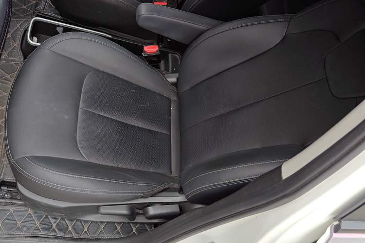 Used NETA V 2021 Long-Range Entertainment Edition Upgrade Model Left Front Seat