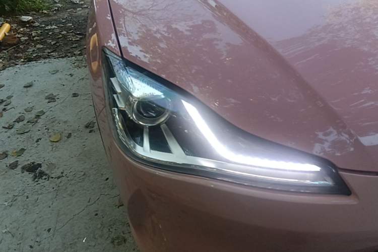 Used NETA V 2021 Long-Range Entertainment Edition Upgrade Model Right Front Headlight