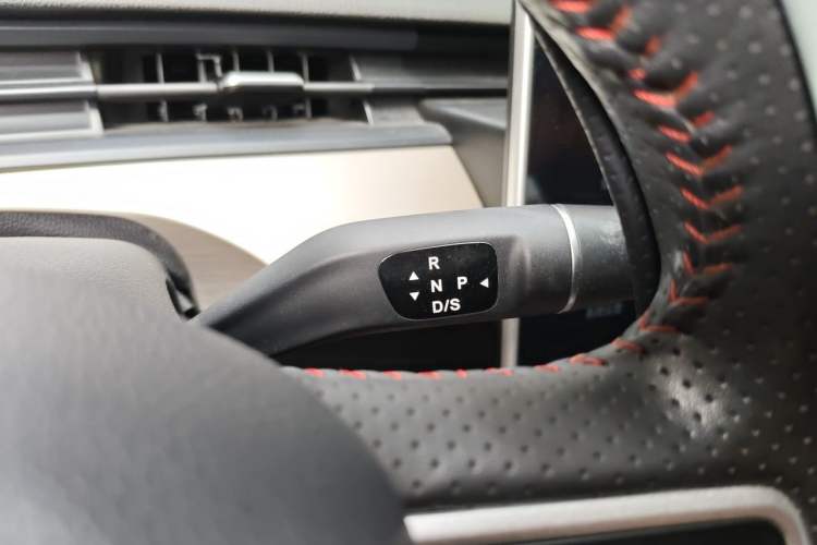 Used NETA V 2021 Standard Range Entertainment Version – Upgraded Model Gear Lever