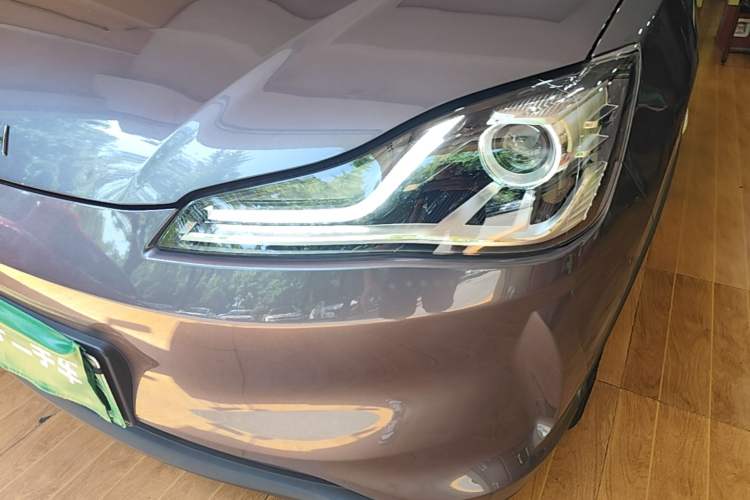 Used NETA V 2021 Long-Range Entertainment Edition Upgrade Model Left Front Headlight