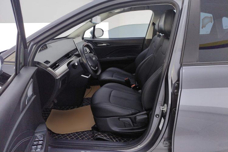 Used NETA V 2021 Long-Range Entertainment Edition Upgrade Model Left Front Seat