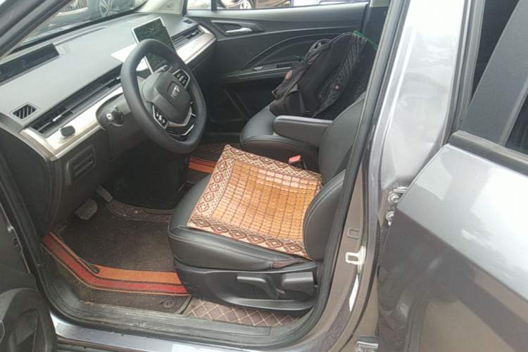 Used NETA V 2021 Long-Range Entertainment Edition Upgrade Model Left Front Seat
