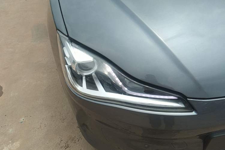 Used NETA V 2021 Long-Range Entertainment Edition Upgrade Model Right Front Headlight