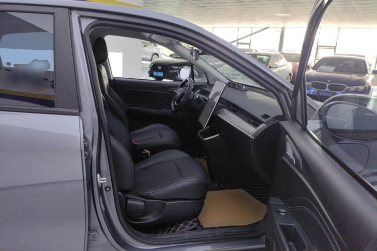 Used NETA V 2021 Long-Range Entertainment Edition Upgrade Model Right Front Seat
