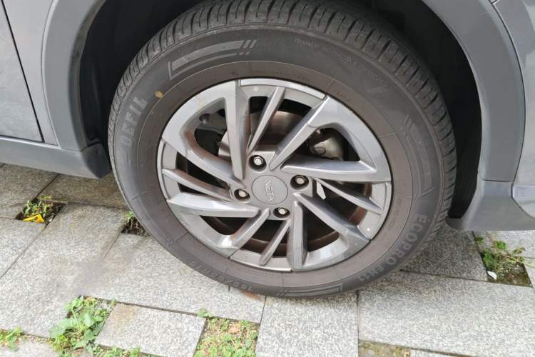 Used NETA V 2021 Standard Range Entertainment Version – Upgraded Model Right Front Wheel Hub