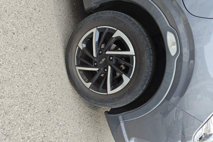 Used NETA V 2021 Long-Range Entertainment Edition Right Front Wheel Hub
