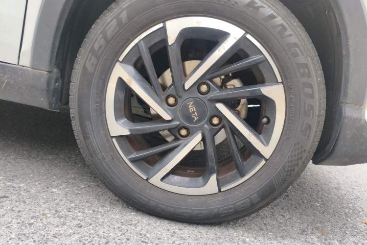 Used NETA V 2021 Long-Range Entertainment Edition Upgrade Model Right Front Wheel Hub