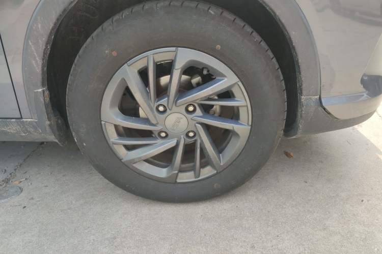 Used NETA V 2021 Standard Range Entertainment Edition Right Front Wheel Hub