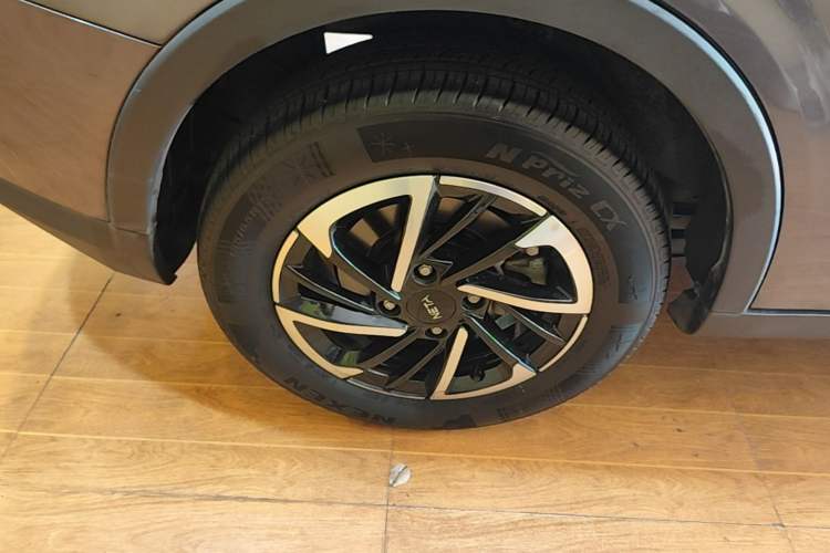Used NETA V 2021 Long-Range Entertainment Edition Upgrade Model Right Rear Wheel Hub