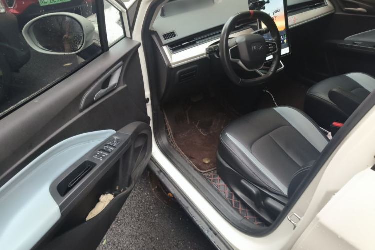 Used NETA V 2021 Standard Range Entertainment Version – Upgraded Model Driver Seat