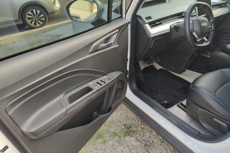 Used NETA V 2021 Long-Range Entertainment Edition Upgrade Model Driver Seat