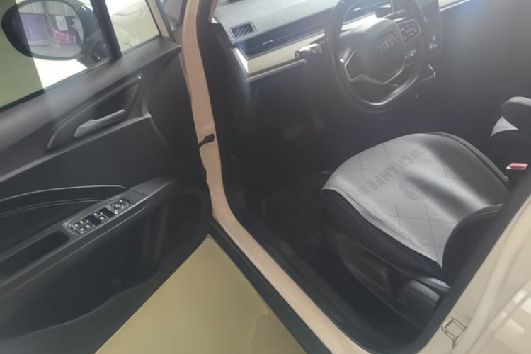 Used NETA V 2021 Standard Range Entertainment Version – Upgraded Model Driver Seat