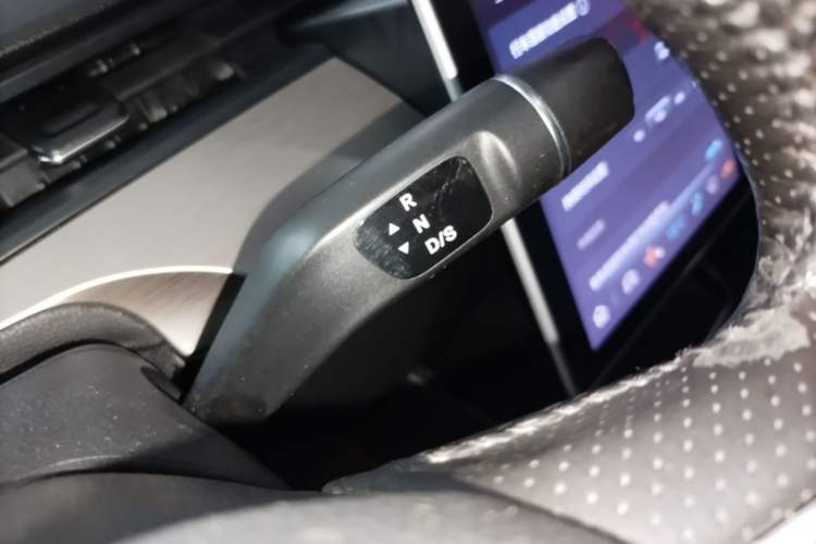 Used NETA V 2021 Long-Range Entertainment Edition Gear Lever