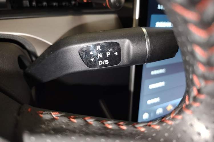Used NETA V 2021 Standard Range Entertainment Version – Upgraded Model Gear Lever