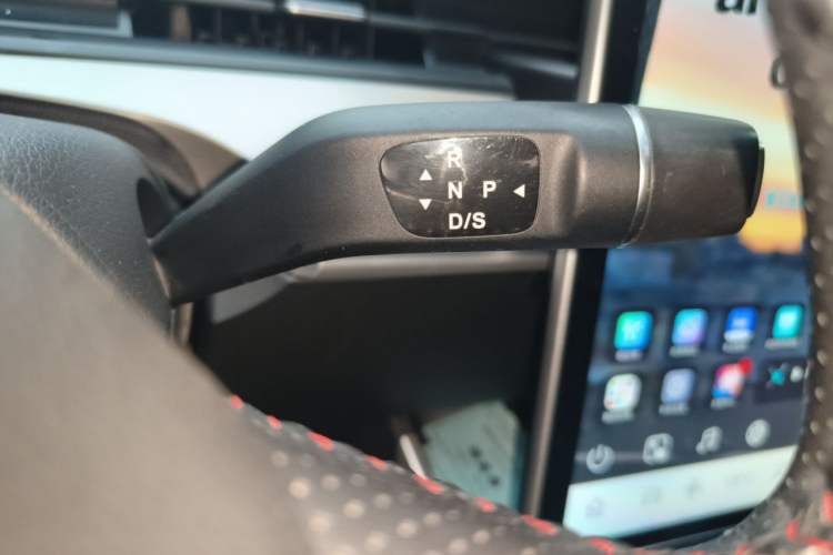 Used NETA V 2021 Standard Range Entertainment Version – Upgraded Model Gear Lever
