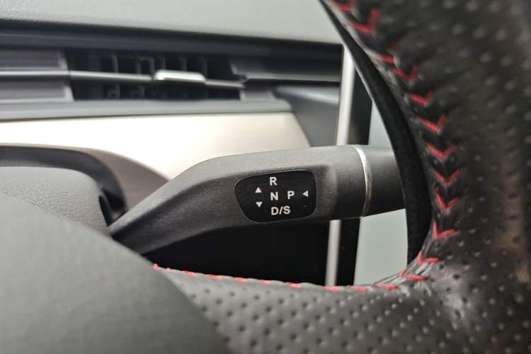 Used NETA V 2021 Standard Range Entertainment Version – Upgraded Model Gear Lever
