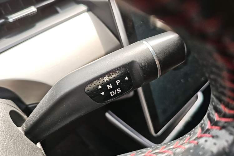 Used NETA V 2021 Long-Range Entertainment Edition Upgrade Model Gear Lever