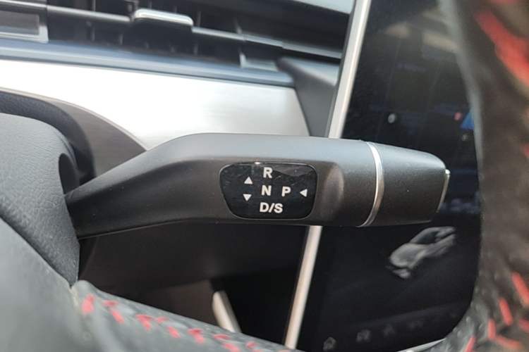 Used NETA V 2021 Long-Range Entertainment Edition Upgrade Model Gear Lever