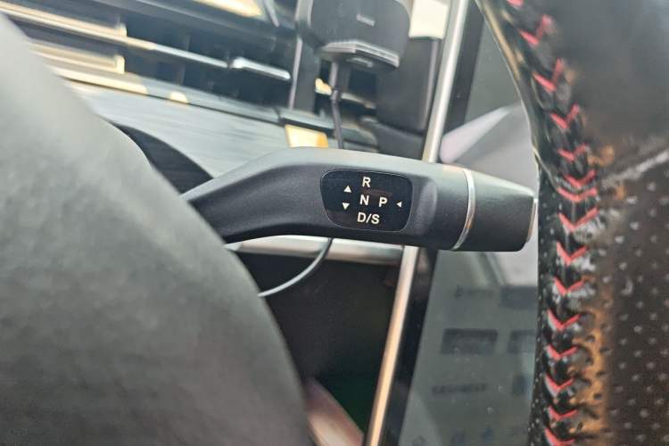 Used NETA V 2021 Long-Range Industry Custom Edition Gear Lever