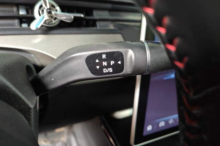 Used NETA V 2021 Standard Range Entertainment Version – Upgraded Model Gear Lever