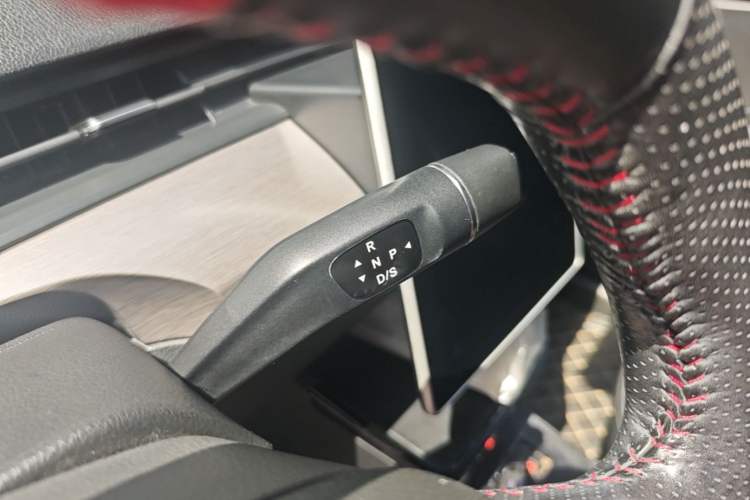 Used NETA V 2021 Standard Range Entertainment Version – Upgraded Model Gear Lever