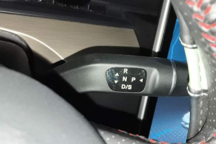 Used NETA V 2021 Long-Range Entertainment Edition Upgrade Model Gear Lever