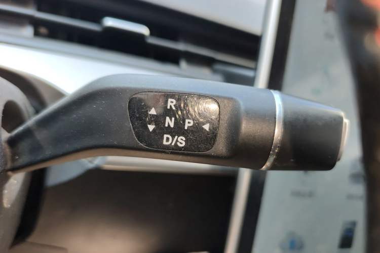 Used NETA V 2021 Long-Range Entertainment Edition Upgrade Model Gear Lever