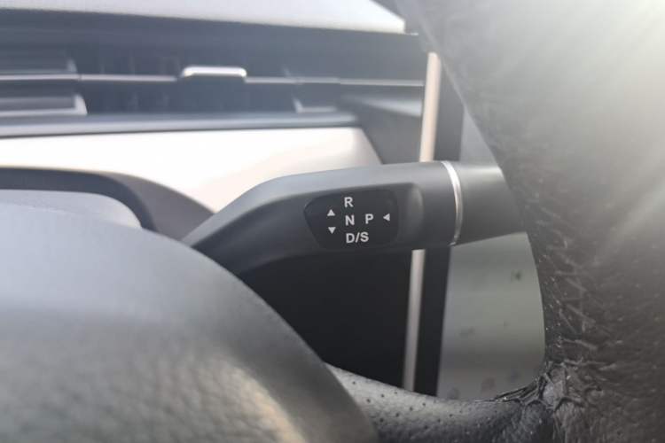 Used NETA V 2021 Standard Range Entertainment Version – Upgraded Model Gear Lever