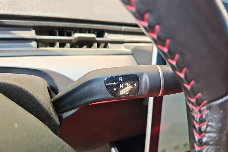 Used NETA V 2021 Standard Range Entertainment Version – Upgraded Model Gear Lever
