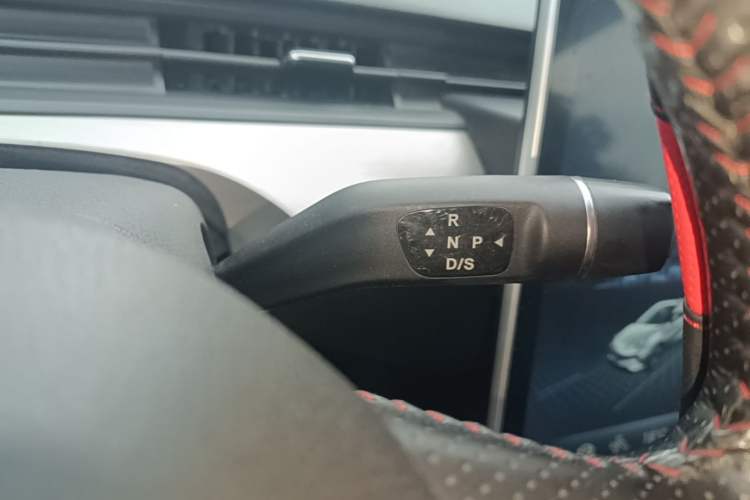 Used NETA V 2021 Standard Range Entertainment Version – Upgraded Model Gear Lever
