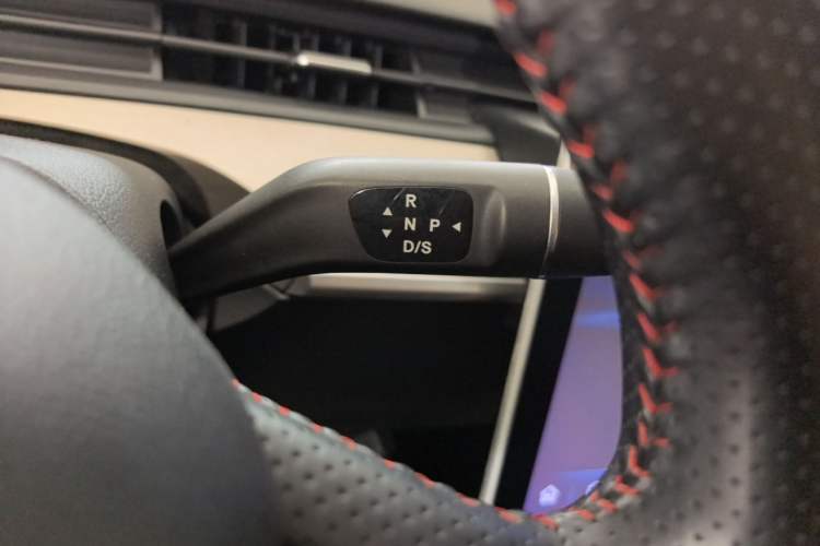 Used NETA V 2021 Standard Range Entertainment Version – Upgraded Model Gear Lever
