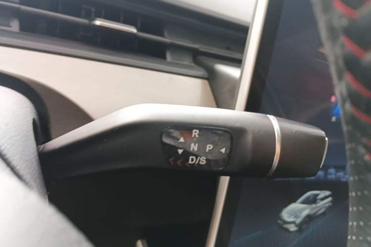 Used NETA V 2021 Standard Range Entertainment Version – Upgraded Model Gear Lever