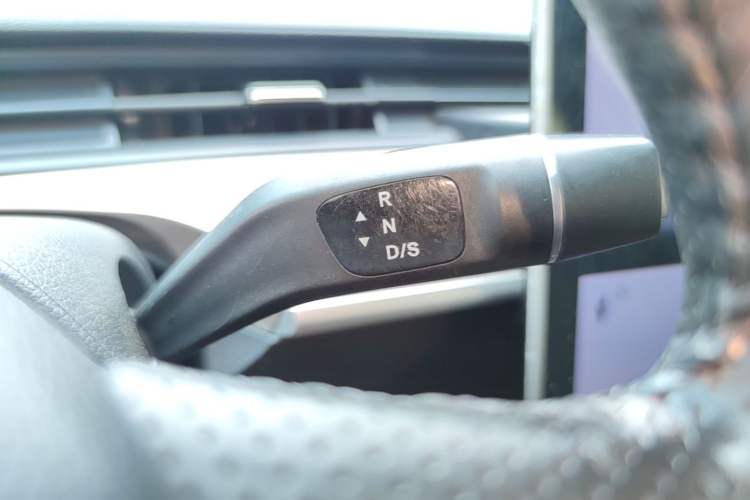 Used NETA V 2021 Long-Range Smart Edition Gear Lever