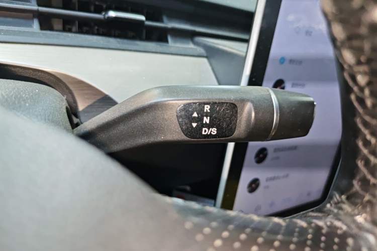 Used NETA V 2021 Long-Range Entertainment Edition Gear Lever
