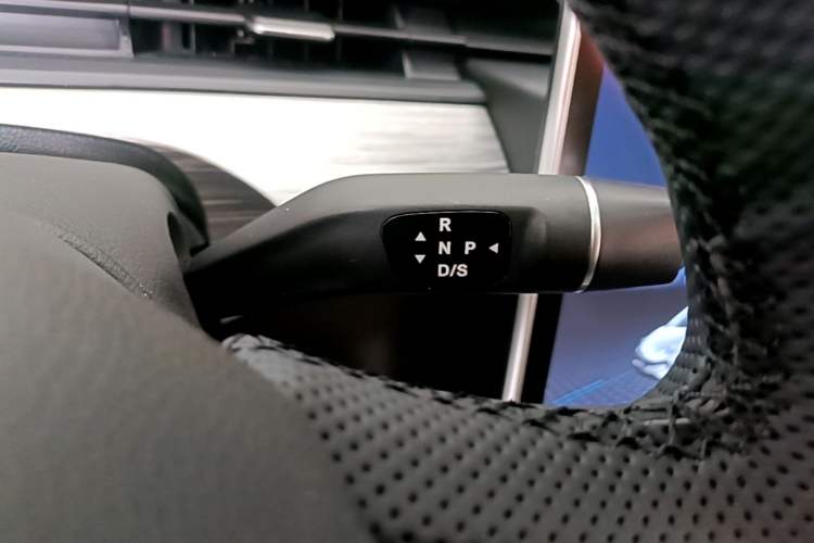 Used NETA V 2021 Standard Range Entertainment Edition Gear Lever