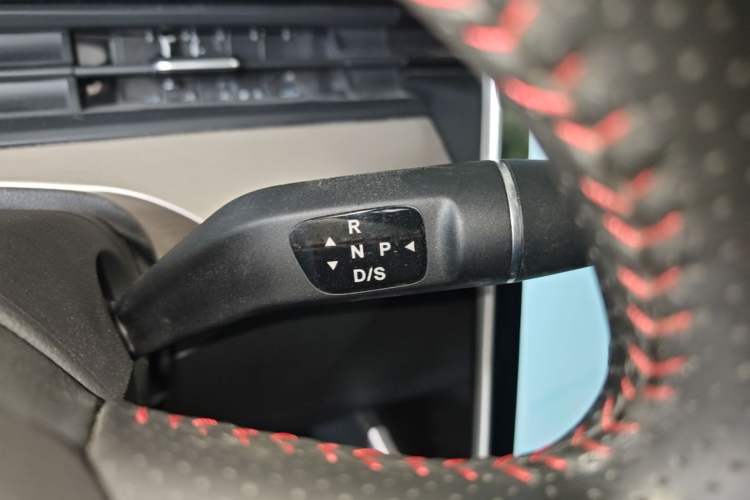 Used NETA V 2021 Standard Range Entertainment Version – Upgraded Model Gear Lever