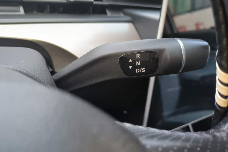 Used NETA V 2021 Long-Range Entertainment Edition Gear Lever