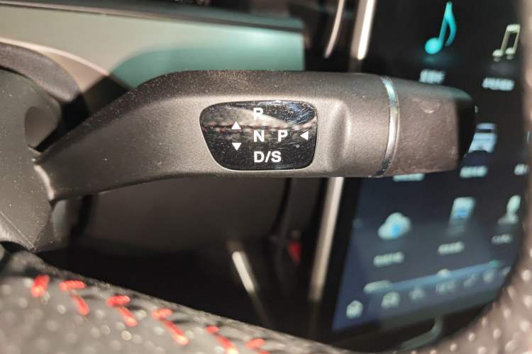 Used NETA V 2021 Standard Range Entertainment Version – Upgraded Model Gear Lever