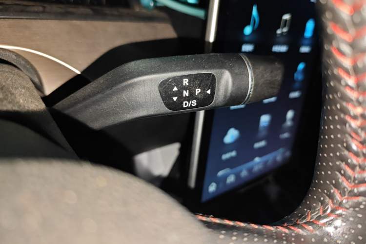 Used NETA V 2021 Standard Range Entertainment Version – Upgraded Model Gear Lever