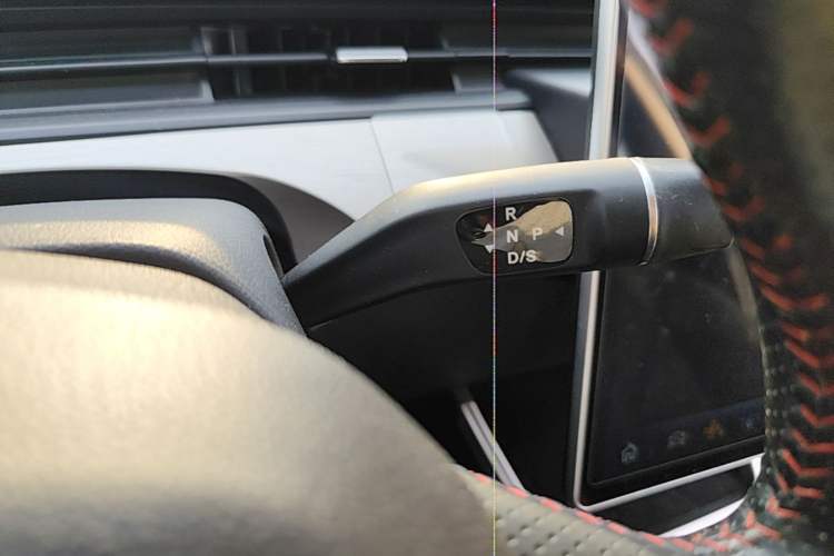Used NETA V 2021 Standard Range Entertainment Version – Upgraded Model Gear Lever