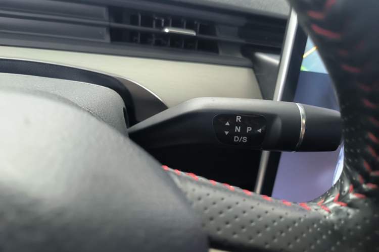 Used NETA V 2021 Standard Range Entertainment Version – Upgraded Model Gear Lever