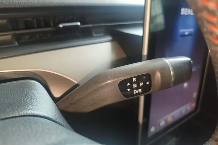 Used NETA V 2021 Standard Range Entertainment Version – Upgraded Model Gear Lever