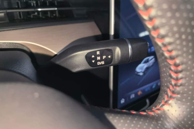 Used NETA V 2021 Long-Range Entertainment Edition Upgrade Model Gear Lever