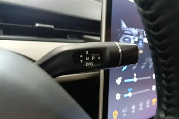 Used NETA V 2021 Standard Range Entertainment Version – Upgraded Model Gear Lever