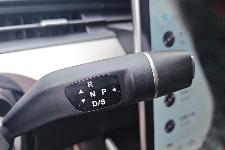 Used NETA V 2021 Long-Range Entertainment Edition Upgrade Model Gear Lever